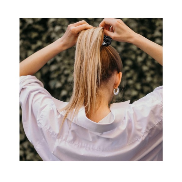 Satin Bed Zippered Pillowcase with Scrunchies for Hair and Skin Pack of 2 - Picture 4 of 6